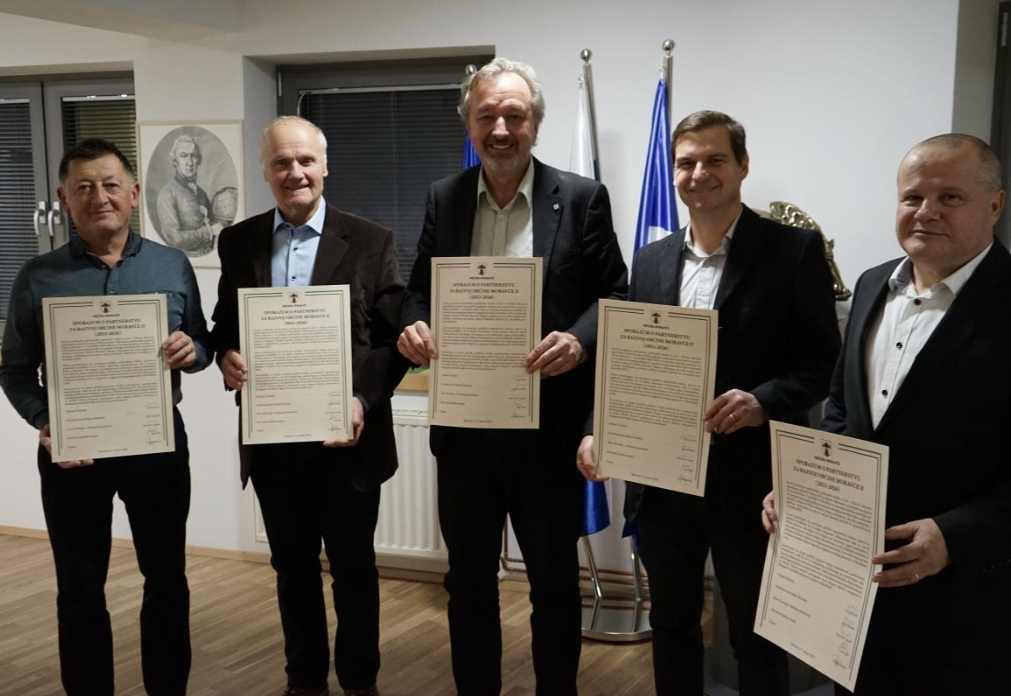 STROJ ZA KLANJE DRV ŽUPAN MORAVČ MILAN BALAŽIC KUPIL USLUŽBENCU OBČINSKE UPRAVE KAR Z OBČINSKIM DENARJEM