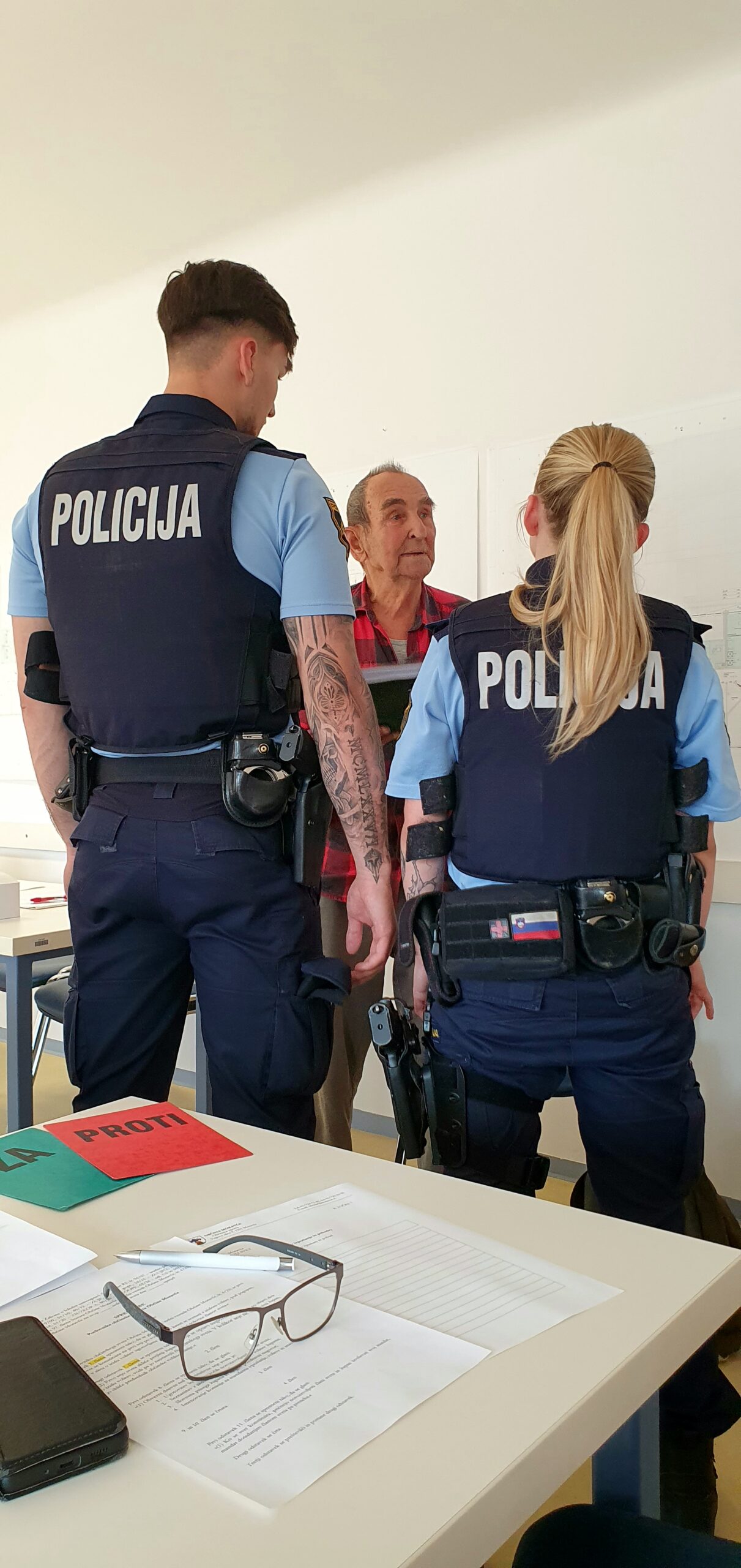 POLICIJA NA SEJI OBČINSKEGA SVETA V MORAVČAH:ŽUPAN MILAN BALAŽIC OBČANA ODSTRANIL S SEJE OBČINA PA V SUMLJIVE POSLE